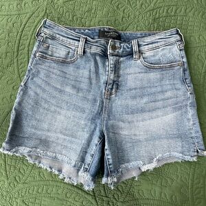 Liverpool Vickie Jean short. Size 30. Mid rise